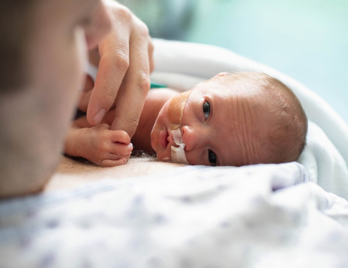 In der ersten Zeit mit einem Frühchen ist der Haut-zu-Haut-Kontakt, das Halten des Babys, die bloße Berührung oder auch das Wechseln der Windel wichtig, um mit dem Frühchen in Kontakt zu treten