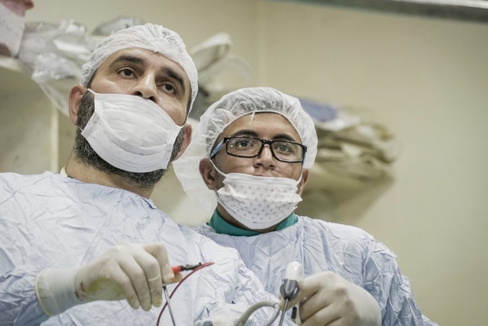 Syrien ist tödlichster Ort der Welt: Immer mehr Helfer werden zur Zielscheibe, Humanitäre Akteure ziehen sich zurück und Krankenhäuser geraten an ihre Grenzen / Medizinisches Fachpersonal in einem der von Islamic Relief Deutschland finanzierten Krankenhäuser in Syrien. Weiterer Text über ots und www.presseportal.de/nr/50131 / Die Verwendung dieses Bildes ist für redaktionelle Zwecke honorarfrei. Veröffentlichung bitte unter Quellenangabe: "obs/Islamic Relief Deutschland e.V."