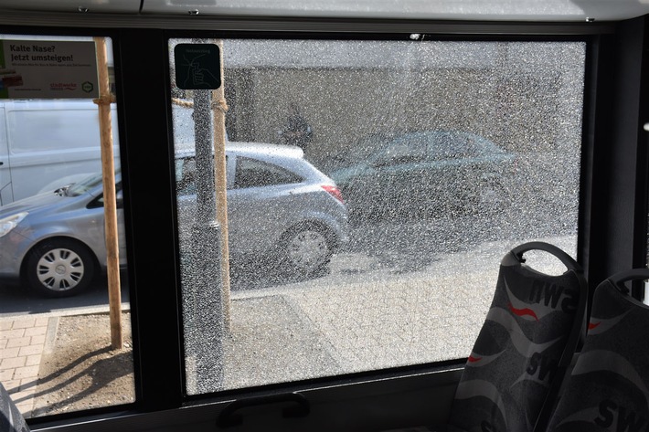 POL-NE: Unbekannte beschädigen Linienbus - Polizei sucht Zeugen
