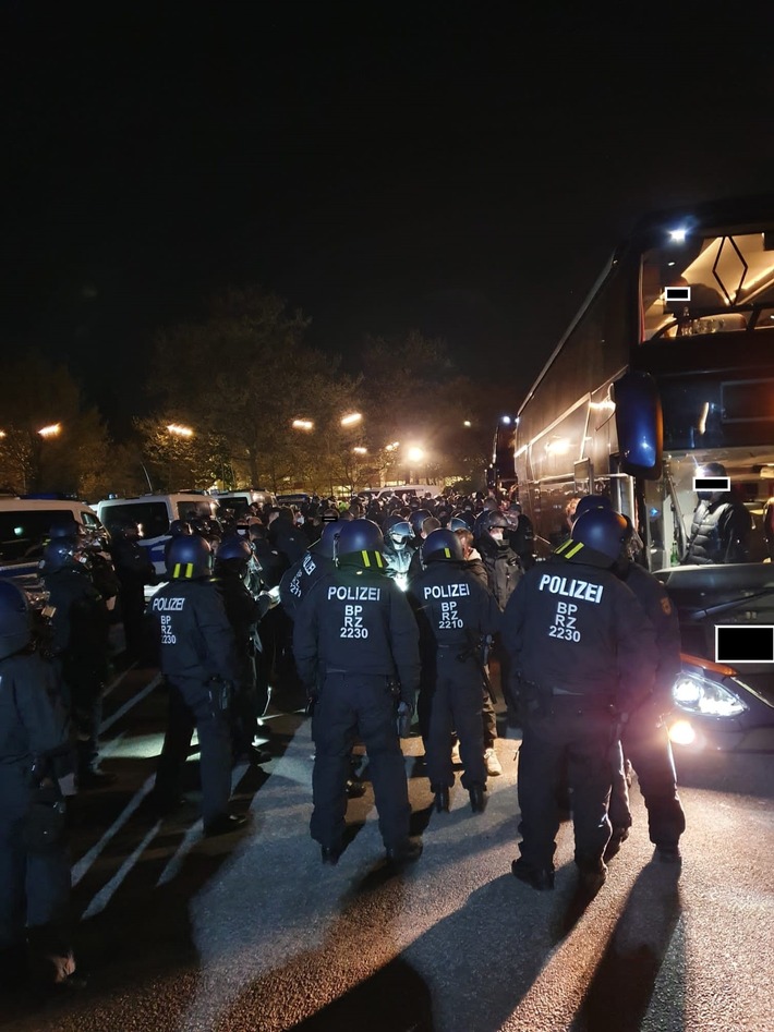 BPOLD-H: Nach Auseinandersetzungen von Fußballfans und Angriffen auf Polizeibeamte konnten Tatverdächtige und Zeugen festgestellt werden