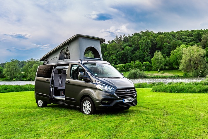 Big Nugget und Flexibus - Ford präsentiert zwei Weltpremieren auf dem Caravan Salon / Der neue Flexibus feiert auf dem Caravan Salon 2019 seine Weltpremiere und ist ab sofort bestellbar. Es handelt sich dabei um eine weitere Umbaulösung der Sortimo Speedwave GmbH. Durch die Wahl des Ford Transit Custom Kombi-Pkw in zwei Radständen als Flexibus-Basisfahrzeug konnte der Einstieg in das Segment der kompakten Freizeitfahrzeuge preislich attraktiv gestaltet werden, während die Ausstattung genau das hält, was der Name verspricht: Flexibilität pur. Weiterer Text über ots und www.presseportal.de/nr/6955 / Die Verwendung dieses Bildes ist für redaktionelle Zwecke honorarfrei. Veröffentlichung bitte unter Quellenangabe: "obs/Ford-Werke GmbH/Ford / Sortimo"