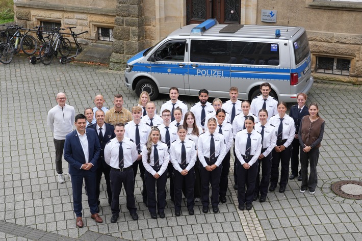 POL-HF: 22 neue Beamtinnen und Beamte bei der Kreispolizeibehörde Herford - Begrüßung durch den Behördenleiter
