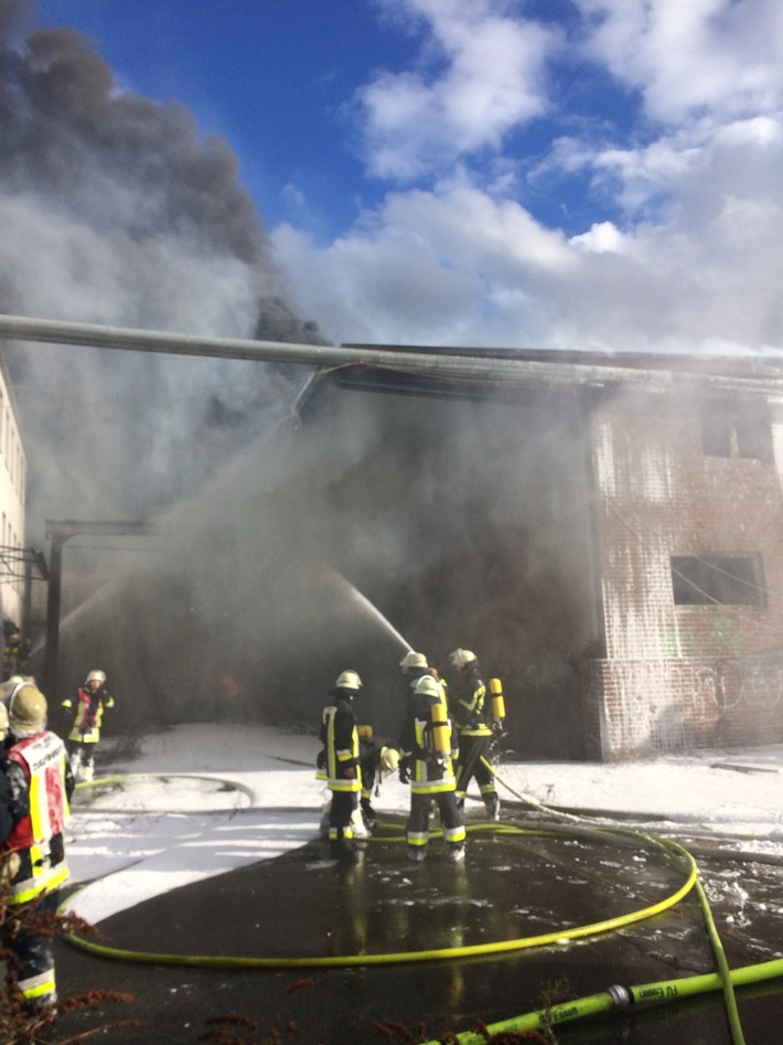 FW-E: Feuer in einer Lagerhalle im Westviertel