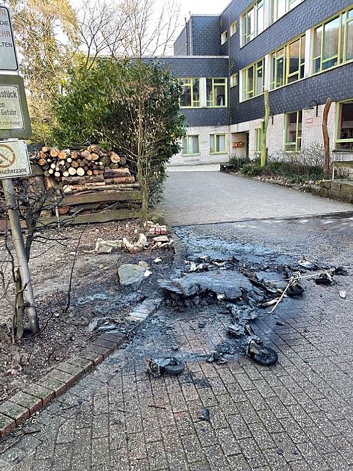 POL-ME: Mülltonnenbrand - die Polizei ermittelt - Velbert - 2203090