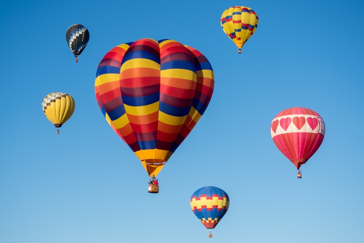 Bald ist Valentinstag - Heißluftballonfahrten gelten als besonderes Highlight / Umfrage des Deutschen Verbandes Flüssiggas zeigt: luftige Höhe ist ein beliebtes Geschenk