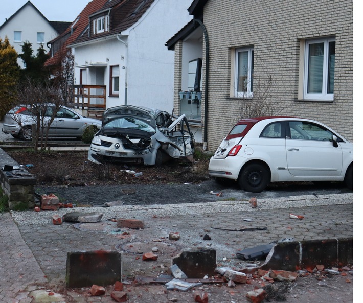 POL-HF: Verkehrsunfall - Zeugen halten flüchtigen Fahrer auf