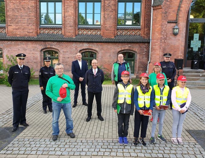 POL-HRO: Polizeiliche Präventionsveranstaltungen und Verkehrskontrollen vor Rostocks Grundschulen zum Schulanfang stoßen auf Verständnis