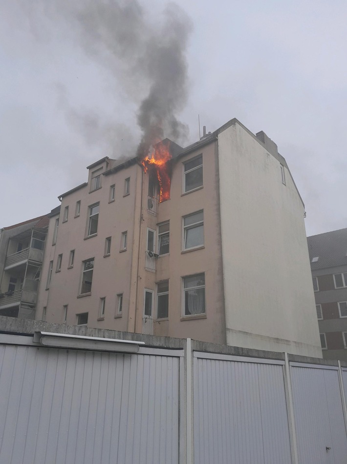 FW Bremerhaven: Wohnungsbrand mit vermissten Personen in einem Mehrfamilienhaus