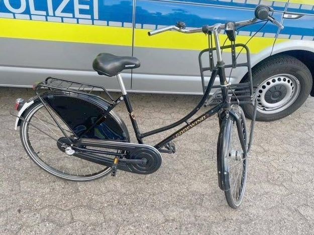 POL-ROW: ++ Jugendlicher verunfallt unter Drogeneinfluss mit gestohlenem Auto ++ Motorradfahrer übersehen ++ Auto gerät auf Gegenfahrbahn - 79-jähriger Mann verletzt ++