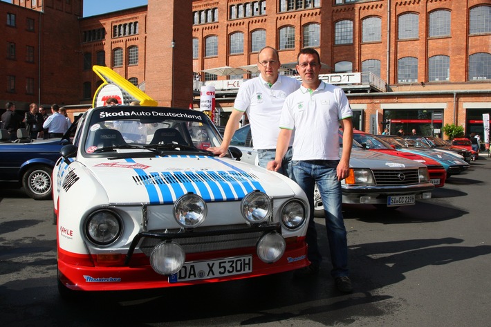 SKODA Piloten Matthias Kahle/Peter Göbel tauschen bei der Youngtimer Classic 2013 die Plätze (BILD)