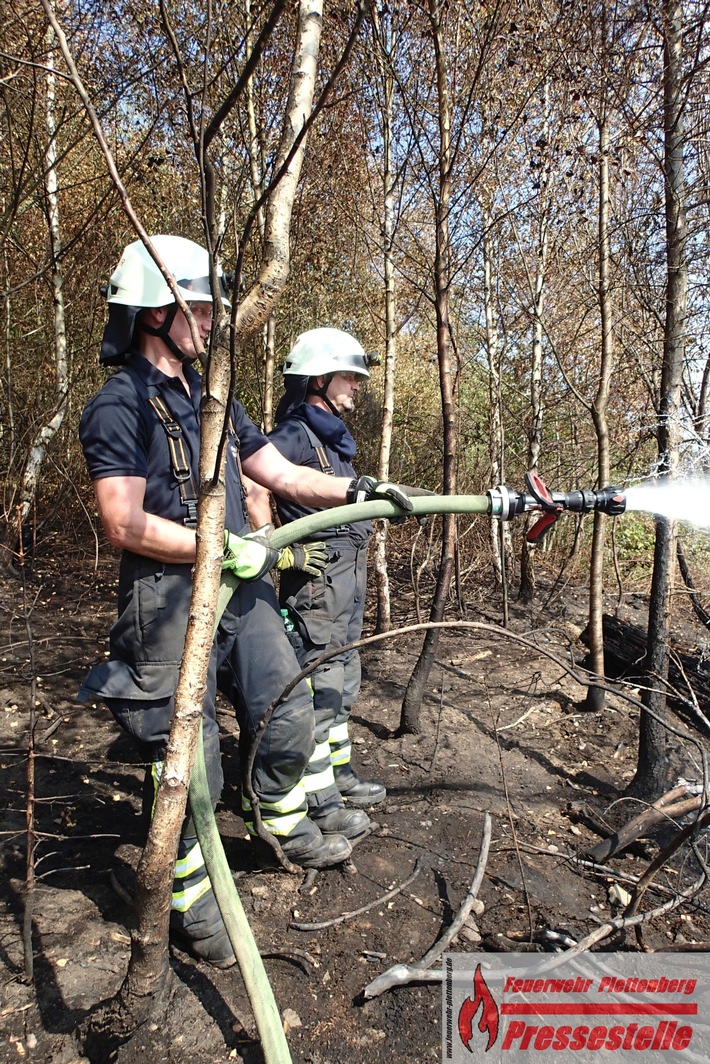 FW-PL: Waldgebiet Kirchlöh. Erneut stieg Rauch aus der Brandfläche aus. Nachlöscharbeiten. Feuerwehr möchte Bürger zu Achtsamkeit sensibilisieren.