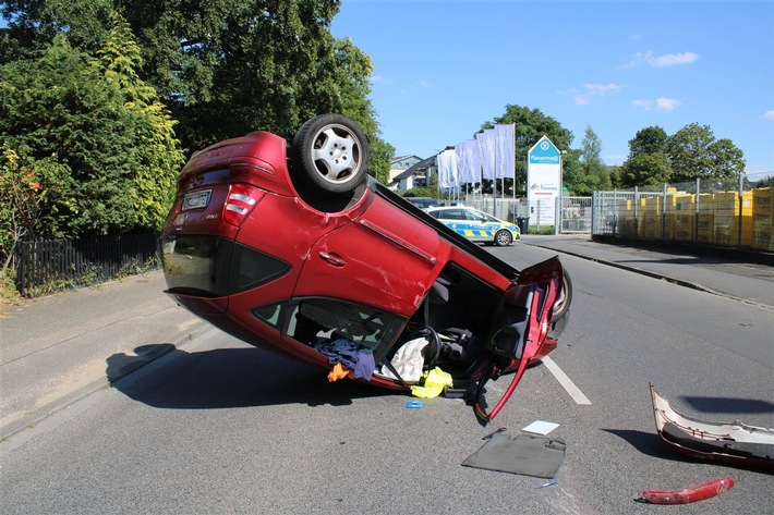 POL-RBK: Bergisch Gladbach - Pkw überschlägt sich - Fahrer leicht verletzt