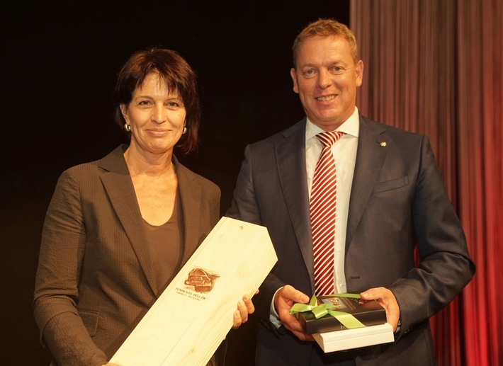 124. Delegiertenversammlung GastroSuisse: Hoher Besuch aus Bundesbern und Gesamterneuerungswahlen in den Vorstand / Bundesrätin Doris Leuthard dankt dem Gastgewerbe