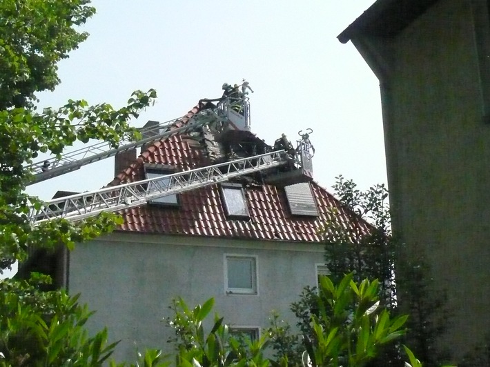 POL-HI: Dachstuhlbrand erfordert Großeinsatz der Hildesheimer Berufsfeuerwehr