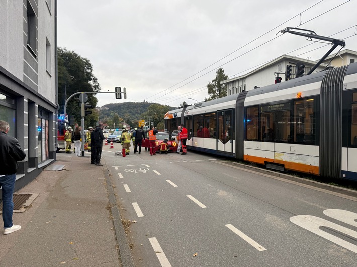 FW Weinheim: Mannheimer Straße wegen Unfall zeitweise gesperrt