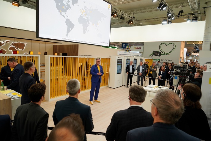Auf der HARTING Pressekonferenz informierten sich die Journalisten über nachhaltige Produkte und Lösungen der Technologiegruppe. / Weiterer Text über ots und www.presseportal.de/nr/120318 / Die Verwendung dieses Bildes für redaktionelle Zwecke ist unter Beachtung aller mitgeteilten Nutzungsbedingungen zulässig und dann auch honorarfrei. Veröffentlichung ausschließlich mit Bildrechte-Hinweis.