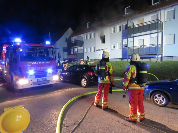 FW-Heiligenhaus: Feuerwehr rettet sechs Bewohner aus brennendem Mehrfamilienhaus (05/2021)