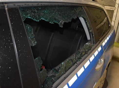 POL-FL: Flensburg - Scheiben von zwei Streifenwagen vor dem 1. Polizeirevier eingeschlagen, Polizei sucht männlichen Augenzeugen