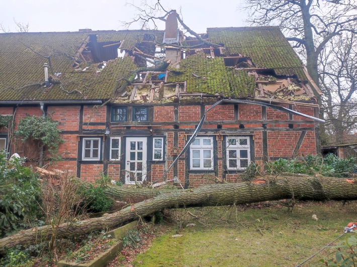 FW Lüchow-Dannenberg: Sturm Ylenia zieht vorüber++zahlreiche Bäume knicken ab/stürzen um++Wohnhäuser z.T. stark beschädigt++gesperrte und blockierte Straßen im ganzen Landkreis++zwei Verkehrsunfälle am frühen Morgen