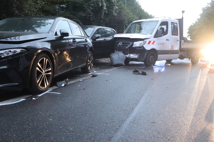 POL-ME: Verkehrsunfall mit einem Schwerverletzten und sechs beschädigten Fahrzeugen - Ratingen - 2409083