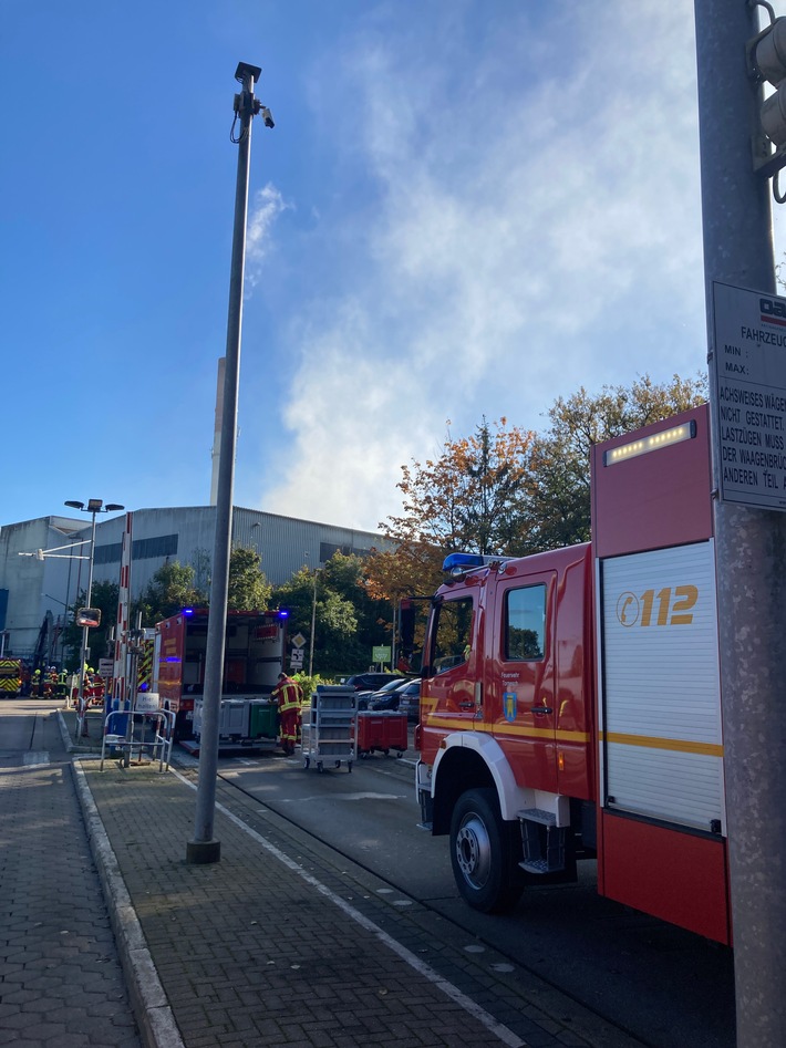 FW-PI: Feuer in Müllentsorgungsbetrieb löst langwierigen Einsatz der Feuerwehr aus