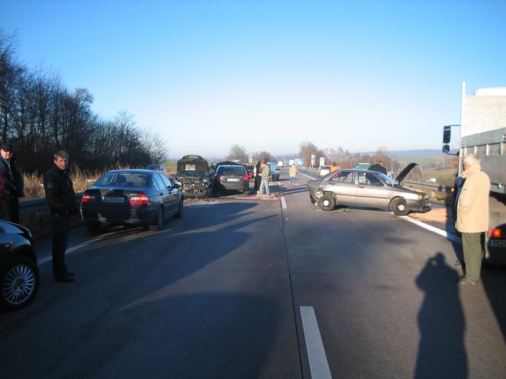 POL-HI: Unfallserie auf der BAB 7, 19 Unfallstellen mit 47 beteiligten Pkw und 2 Lkw, 8 Leichtverletzte, Vollsperrung im Bereich der AS Seesen - Rtg. Hannover, 18 km Rückstau