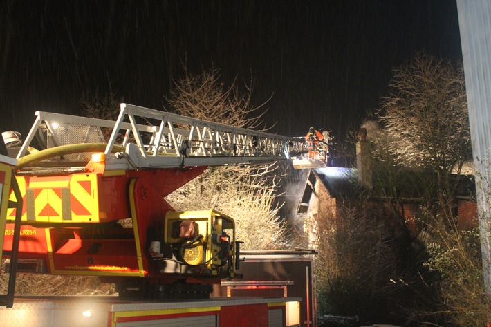 FF Bad Salzuflen: Feuer zerstört Bahngebäude / Freiwillige Feuerwehr Bad Salzuflen ist über Stunden mit 80 Kräften im Industriegebiet Holzhausen im Einsatz