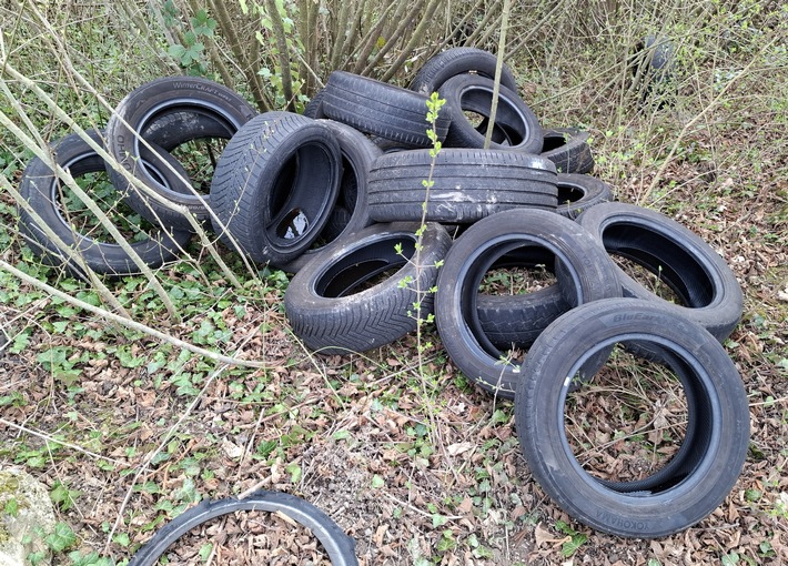 POL-FR: Emmendingen-Mundingen / Köndringen: Altreifen illegal in den Reben entsorgt - Zeugen gesucht