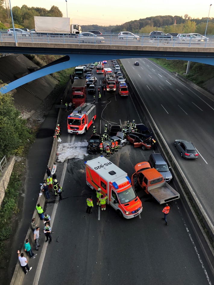 POL-D: ++Meldung der Autobahnpolizei++ Remscheid - A1 Richtung Köln- Verkehrsunfall mit sieben beteiligten Fahrzeugen