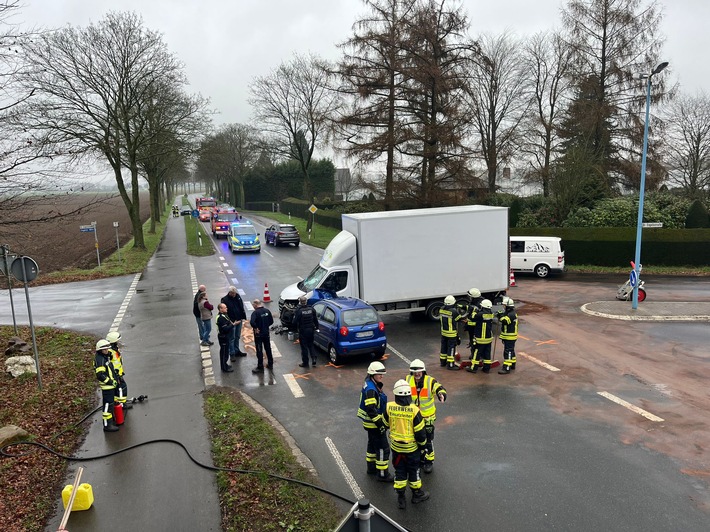 FW-KLE: Verkehrsunfall mit Transporter