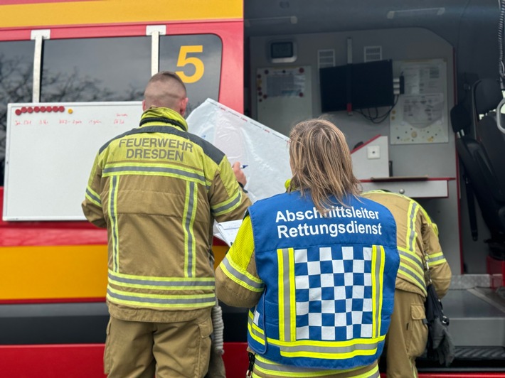 FW Dresden: MANV-Alarm in der 107. Oberschule