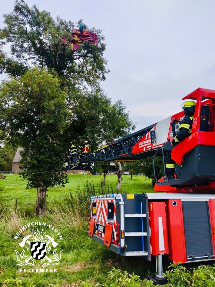 FW Neukirchen-Vluyn: Gleitschirmflieger in Baum - Feuerwehr rettet Person aus sieben Metern Höhe