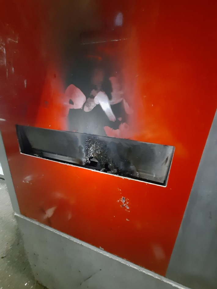 Bundespolizeidirektion München: Feuer gelegt und Fahrausweisautomat beschädigt/ Bundespolizei sucht Zeugen