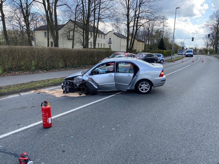 FW-MH: Schwerer Verkehrsunfall auf der Kölner Straße