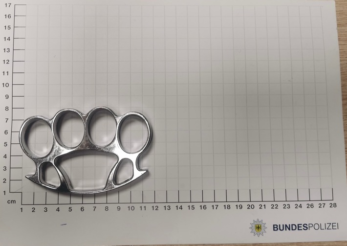 BPOL NRW: Schlagring im Essener Hauptbahnhof - Bundespolizisten finden verbotenen Gegenstand und Drogen