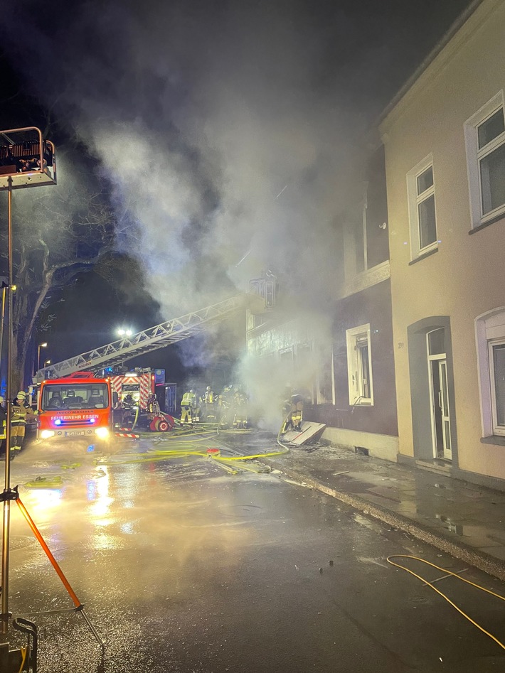 FW-E: Explosion in einem Mehrfamilienhaus - Großbrand mit mehreren Verletzten