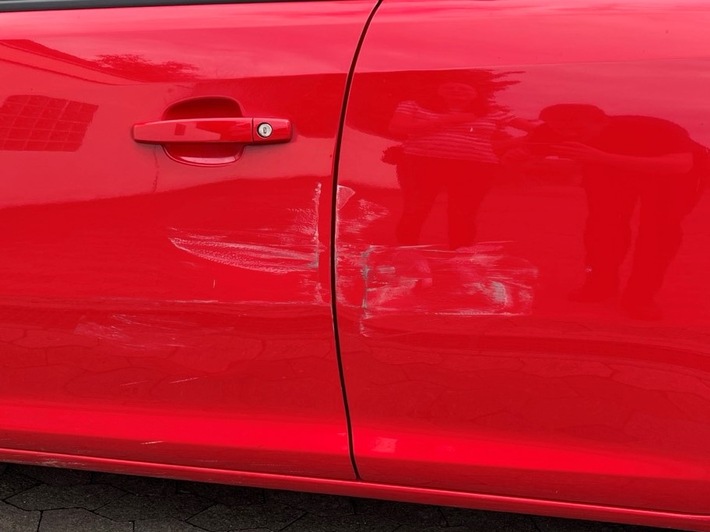 POL-PDKL: Wer hat den roten Opel Corsa beschädigt?