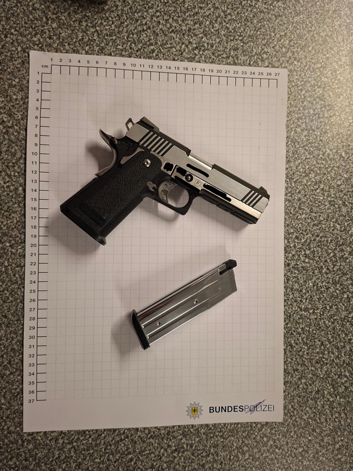 BPOL NRW: Bundespolizei stellt Anscheinswaffe bei vermummtem Reisenden sicher