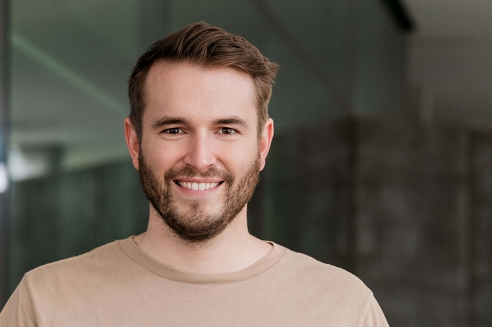 Appell zum Apple iPhone 15 Launch von refurbed CEO Peter Windischhofer: "Die Produktion eines einzelnen Smartphones benötigt ca. 13.000 Liter Wasser. Das ist Raubbau an unserem Planeten."
