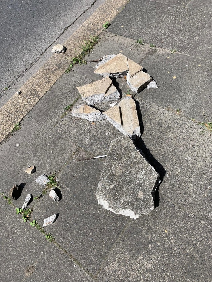 BPOL NRW: Kein Dummejungenstreich! - Betonplatte auf die Gleise gelegt - Stücke werden auf Gehweg geschleudert - Bundespolizei sucht Zeugen!