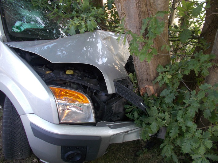 POL-WHV: Zwei Verkehrsunfälle und eine Flucht in Varel - Pkw-Fahrer fuhr alleinbeteiligt gegen einen Baum
