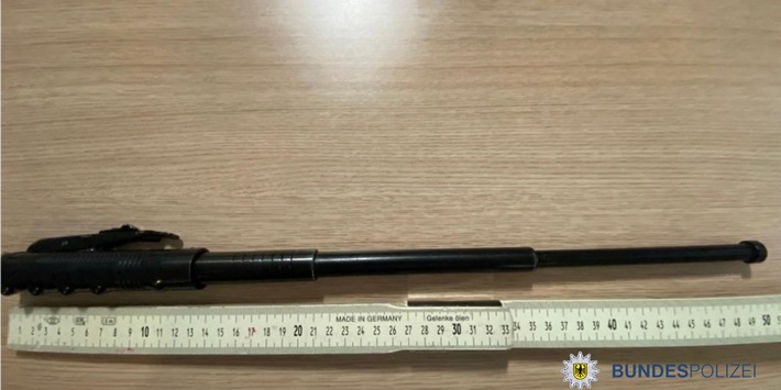 BPOL NRW: Bundespolizei schlichtet Rangelei wegen "falschem Handschlag", stellt Schlagstock sicher und wird selbst angegriffen