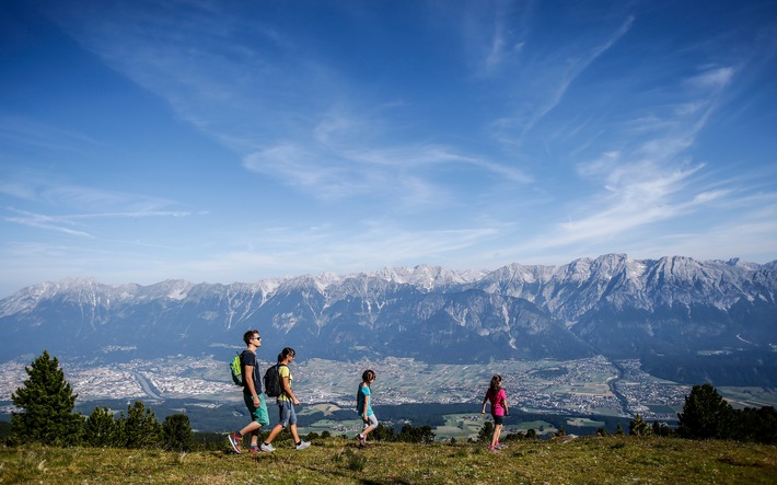 Kugelspaß, Zirbenzauber und Wandern ohne Ballast: Ein unvergesslicher Bergsommer im Herzen Tirols - BILD