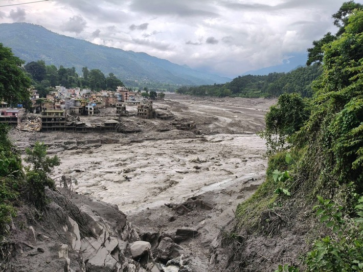 Sturzflut in Nepal: "Aktion Deutschland Hilft" stellt 100.000 Euro bereit / Hilfsorganisationen im Bündnis starten Nothilfe und verschaffen sich Zugang zu der betroffenen Region