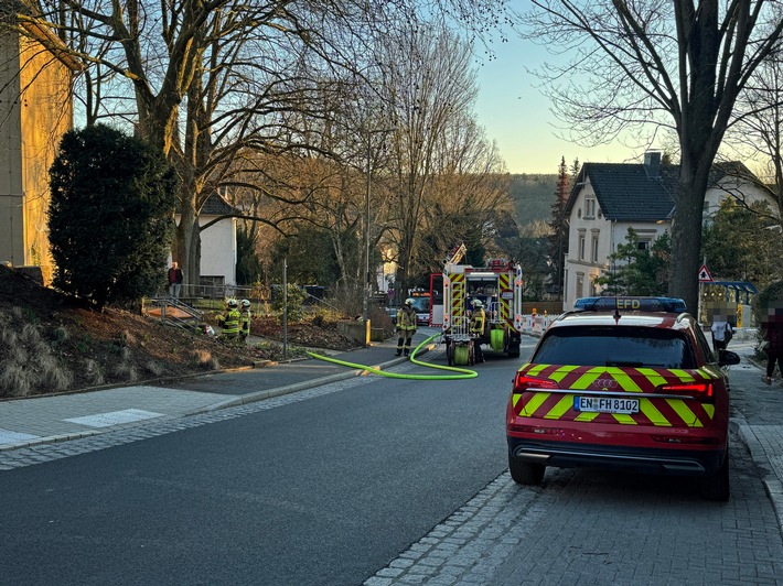 FW-EN: Flächenbrand am Interimsrathaus Goethestraße mit Gebäudeschaden - Rauch drang in Gebäude ein