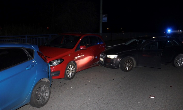 POL-HA: Ein Leichtverletzter und fünf beschädigte Autos - 30-jähriger Autofahrer kollidiert mit geparktem PKW