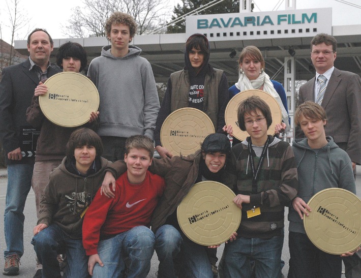 8. Bavaria Jugendfilmfestival in der Filmstadt Geiselgasteig /
Staatssekretär Bernd Sibler ehrt junge Filmemacher