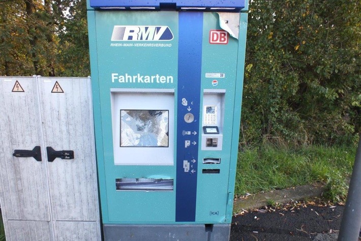 BPOL-KS: Fahrausweisautomat erheblich beschädigt