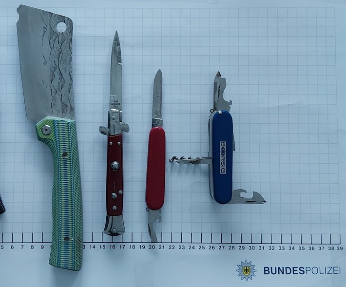 BPOL NRW: Hauptbahnhof Bielefeld - Bundespolizei stellt mehrere Messer und Hackmesser sicher
