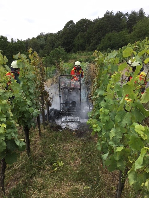 POL-PDNW: Wachenheim - Brand eines Weinbergraupenfahrzeuges